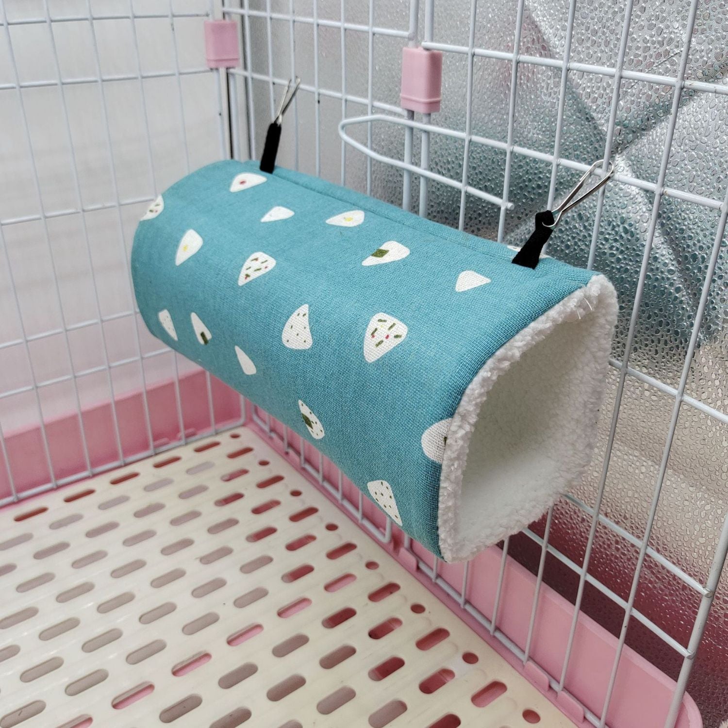 Cozy Critter Tunnel in blauwe stof met ronde vorm patroon opgehangen in kooi